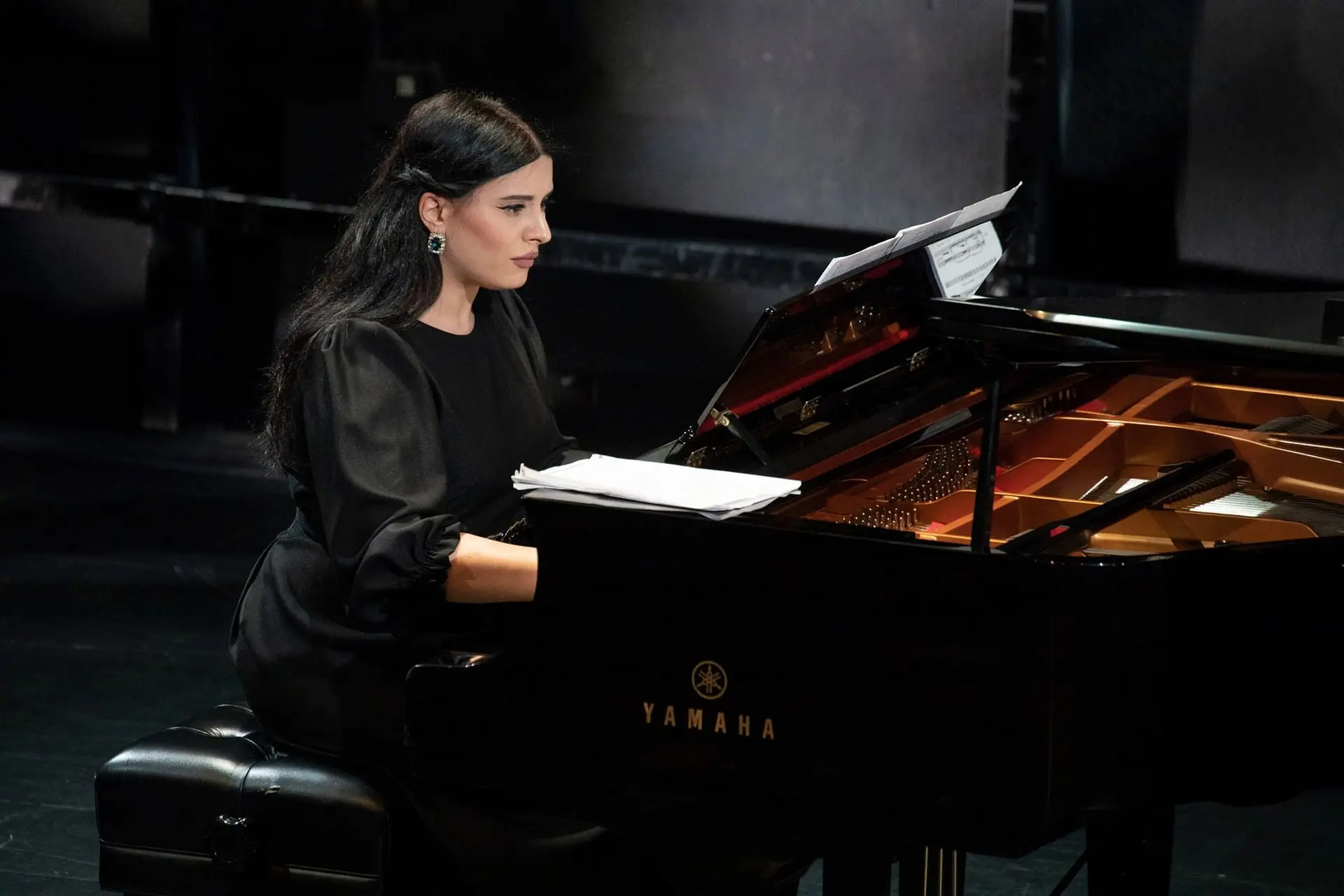 Yelena Vardazaryan awards the third prize at Hibla Gerzmava Competition