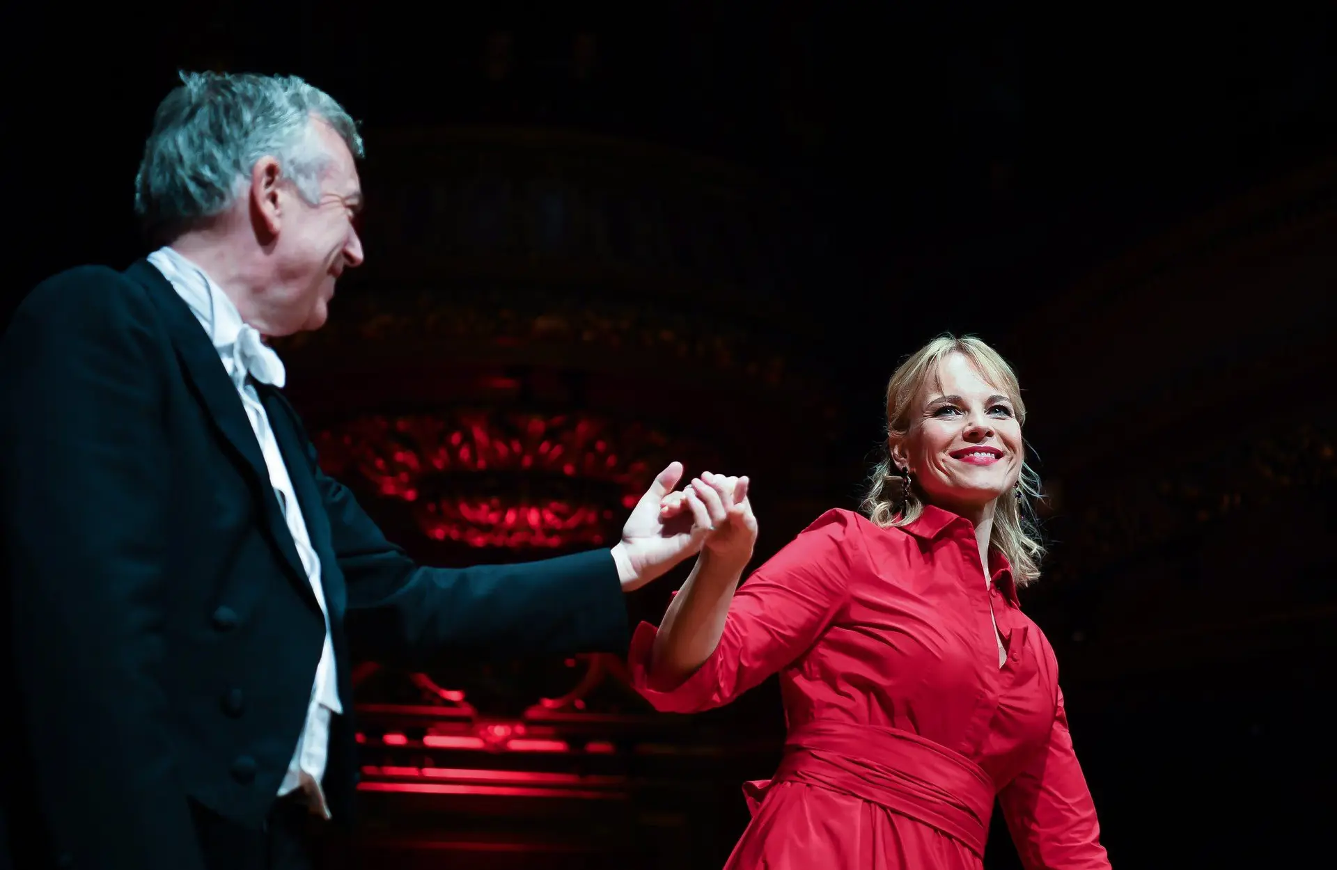 Famous mezzo-soprano Elina Garanca performs "Loosin yelav" in Geneva (Video)