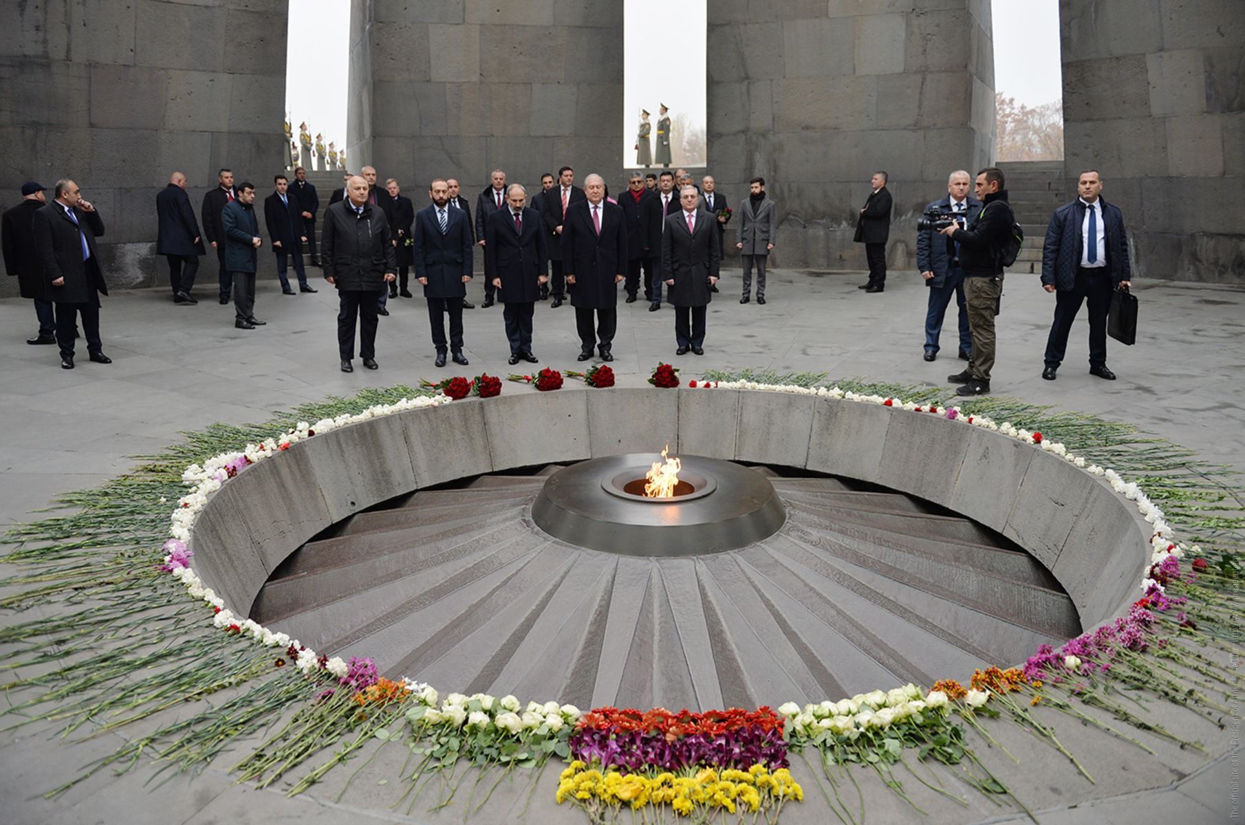 Геноцид армян. Цицернакаберд 24 апреля 1915. Вечный огонь Цицернакаберд. Президент Кипра мемориал Цицернакаберд. Цицернакаберд 2020.