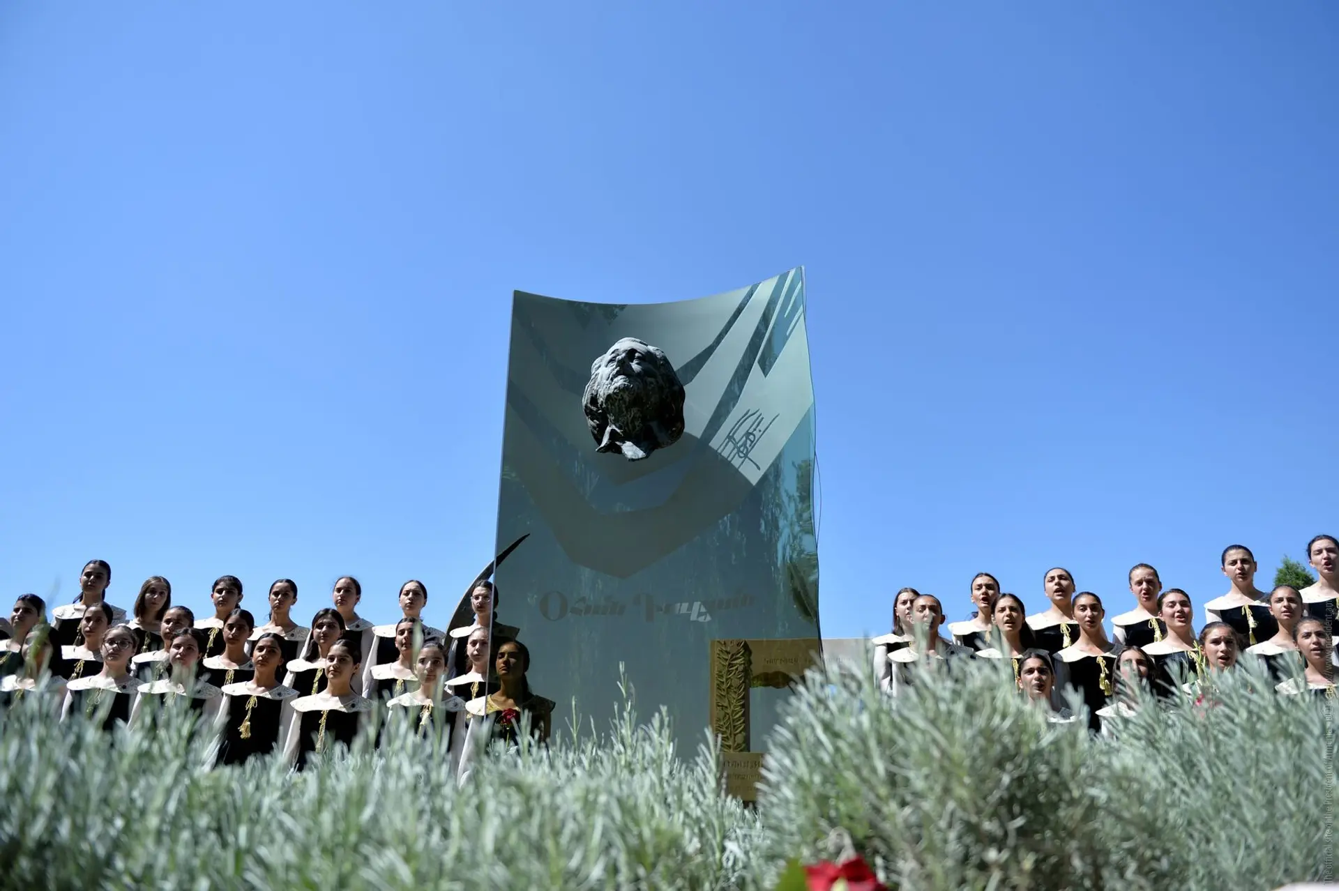 Tribute to the memory of maestro Ohan Duryan 